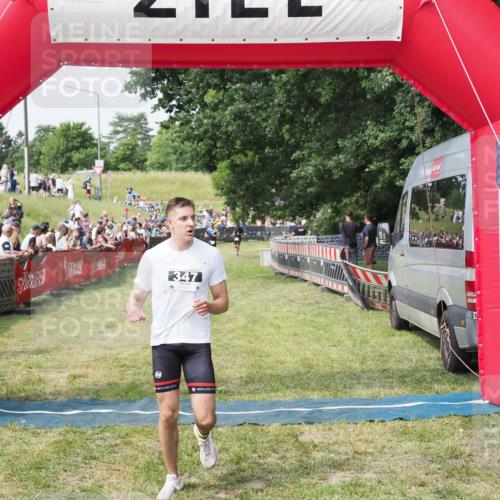 21.06.2025 - 27. Vierlanden-Triathlon MichiJ http://msf.ph/oto/7992150 15.06.2026 11:14:39 Ziel  meine-sportfotos.de
