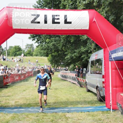 21.06.2025 - 27. Vierlanden-Triathlon MichiJ http://msf.ph/oto/7992176 15.06.2026 11:14:48 Ziel 277, 464 meine-sportfotos.de