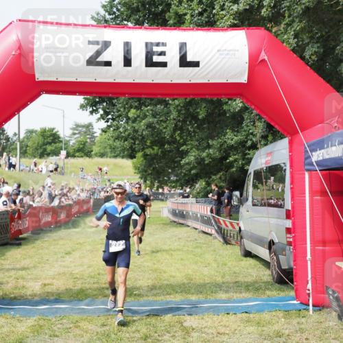 21.06.2025 - 27. Vierlanden-Triathlon MichiJ http://msf.ph/oto/7992196 15.06.2026 11:14:48 Ziel 277, 464 meine-sportfotos.de