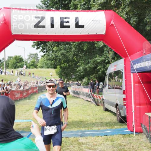 21.06.2025 - 27. Vierlanden-Triathlon MichiJ http://msf.ph/oto/7992231 15.06.2026 11:14:50 Ziel 277, 464 meine-sportfotos.de