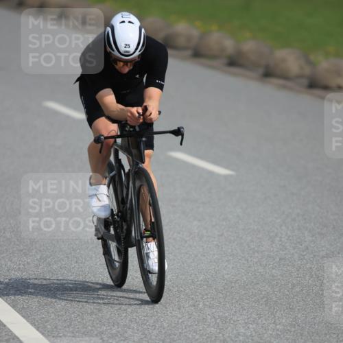 15.06.2025 - 27. Vierlanden-Triathlon H.Heesch http://msf.ph/oto/7992235 15.06.2025 10:10:39 Radfahren 25, 390, 427, 432 meine-sportfotos.de