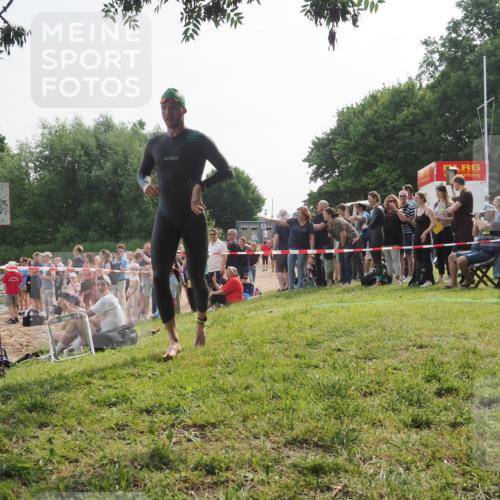 15.06.2025 - 27. Vierlanden-Triathlon KatJ http://msf.ph/oto/7992324 15.06.2025 09:52:50 Schwimmen 313 meine-sportfotos.de