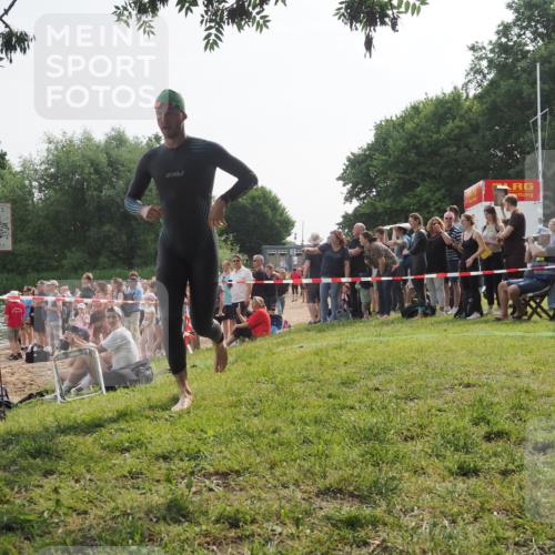 15.06.2025 - 27. Vierlanden-Triathlon KatJ http://msf.ph/oto/7992332 15.06.2025 09:52:50 Schwimmen 313 meine-sportfotos.de