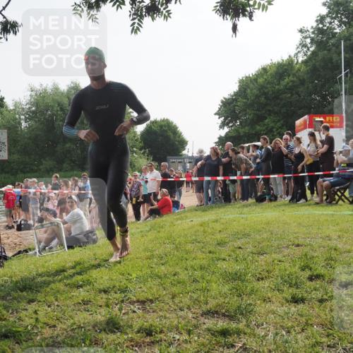 15.06.2025 - 27. Vierlanden-Triathlon KatJ http://msf.ph/oto/7992337 15.06.2025 09:52:50 Schwimmen 313 meine-sportfotos.de