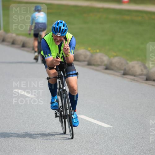 15.06.2025 - 27. Vierlanden-Triathlon H.Heesch http://msf.ph/oto/7992342 15.06.2025 10:11:38 Radfahren 15, 17, 84, 173, 416, 1398 meine-sportfotos.de