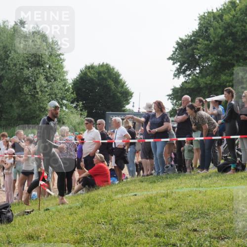 15.06.2025 - 27. Vierlanden-Triathlon KatJ http://msf.ph/oto/7992367 15.06.2025 09:53:01 Schwimmen 328 meine-sportfotos.de