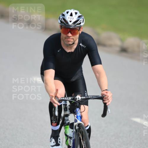 15.06.2025 - 27. Vierlanden-Triathlon H.Heesch http://msf.ph/oto/7992374 15.06.2025 10:12:01 Radfahren 123, 161, 425 meine-sportfotos.de