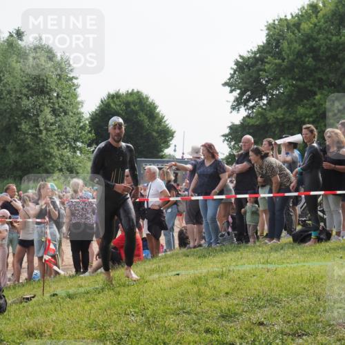 15.06.2025 - 27. Vierlanden-Triathlon KatJ http://msf.ph/oto/7992385 15.06.2025 09:53:01 Schwimmen 328 meine-sportfotos.de