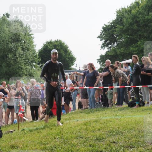 15.06.2025 - 27. Vierlanden-Triathlon KatJ http://msf.ph/oto/7992391 15.06.2025 09:53:02 Schwimmen 328 meine-sportfotos.de