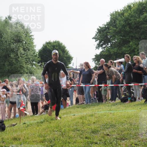 15.06.2025 - 27. Vierlanden-Triathlon KatJ http://msf.ph/oto/7992399 15.06.2025 09:53:02 Schwimmen 328 meine-sportfotos.de