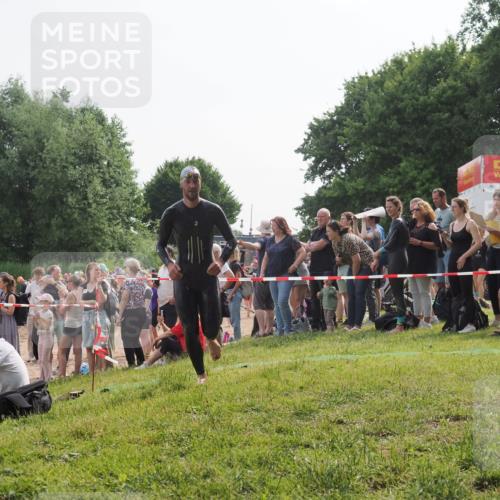 15.06.2025 - 27. Vierlanden-Triathlon KatJ http://msf.ph/oto/7992407 15.06.2025 09:53:02 Schwimmen 328 meine-sportfotos.de
