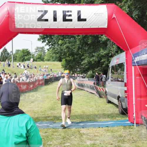 21.06.2025 - 27. Vierlanden-Triathlon MichiJ http://msf.ph/oto/7992420 15.06.2026 11:14:56 Ziel 286, 464 meine-sportfotos.de