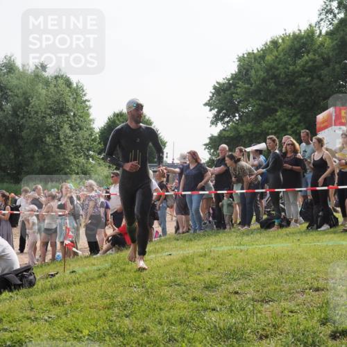 15.06.2025 - 27. Vierlanden-Triathlon KatJ http://msf.ph/oto/7992423 15.06.2025 09:53:02 Schwimmen 328 meine-sportfotos.de