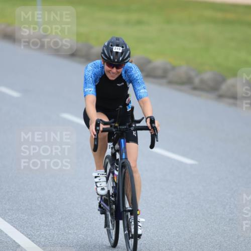 21.06.2025 - 27. Vierlanden-Triathlon H.Heesch http://msf.ph/oto/7992424 15.06.2025 12:02:36 Radfahren 219, 815, 876, 888, 944 meine-sportfotos.de