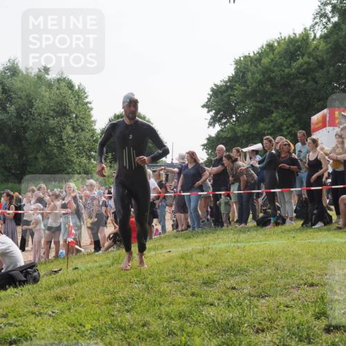 15.06.2025 - 27. Vierlanden-Triathlon KatJ http://msf.ph/oto/7992439 15.06.2025 09:53:02 Schwimmen 328 meine-sportfotos.de