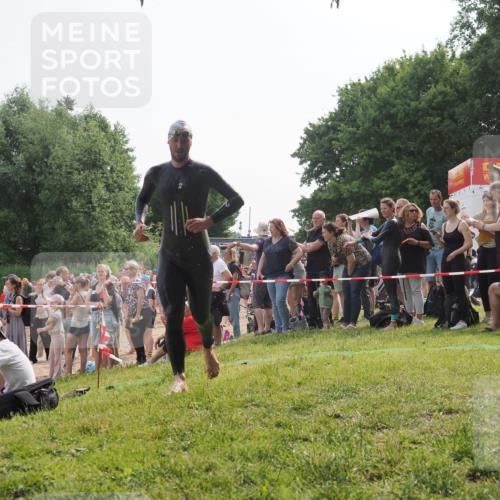 15.06.2025 - 27. Vierlanden-Triathlon KatJ http://msf.ph/oto/7992448 15.06.2025 09:53:03 Schwimmen 328 meine-sportfotos.de