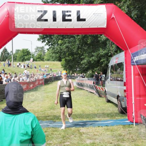 21.06.2025 - 27. Vierlanden-Triathlon MichiJ http://msf.ph/oto/7992457 15.06.2026 11:14:56 Ziel 286, 464 meine-sportfotos.de