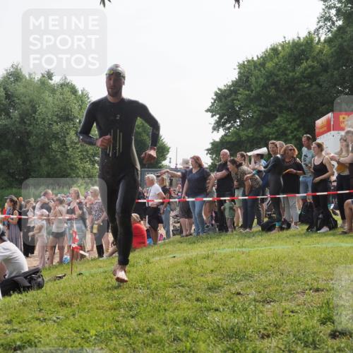 15.06.2025 - 27. Vierlanden-Triathlon KatJ http://msf.ph/oto/7992462 15.06.2025 09:53:03 Schwimmen 328 meine-sportfotos.de
