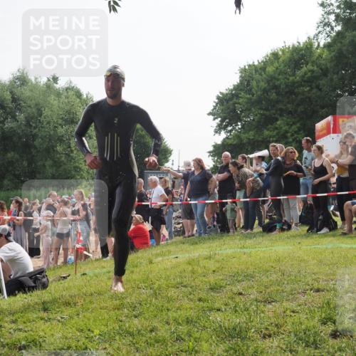 15.06.2025 - 27. Vierlanden-Triathlon KatJ http://msf.ph/oto/7992469 15.06.2025 09:53:03 Schwimmen 328 meine-sportfotos.de