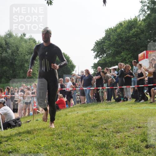 15.06.2025 - 27. Vierlanden-Triathlon KatJ http://msf.ph/oto/7992479 15.06.2025 09:53:03 Schwimmen 328 meine-sportfotos.de