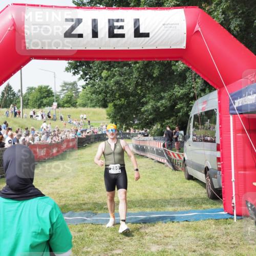 21.06.2025 - 27. Vierlanden-Triathlon MichiJ http://msf.ph/oto/7992486 15.06.2026 11:14:56 Ziel 286, 464 meine-sportfotos.de
