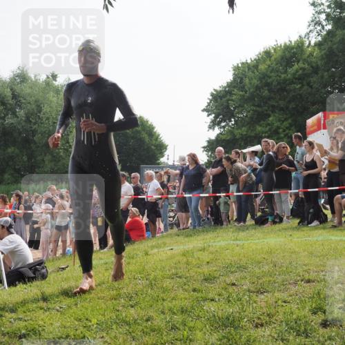 15.06.2025 - 27. Vierlanden-Triathlon KatJ http://msf.ph/oto/7992491 15.06.2025 09:53:03 Schwimmen 328 meine-sportfotos.de