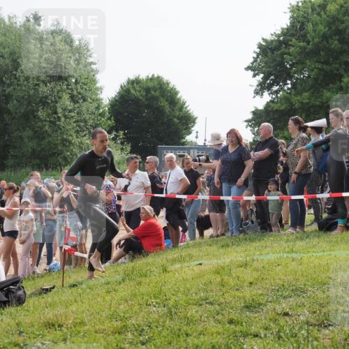 15.06.2025 - 27. Vierlanden-Triathlon KatJ http://msf.ph/oto/7992500 15.06.2025 09:53:10 Schwimmen 265, 328 meine-sportfotos.de