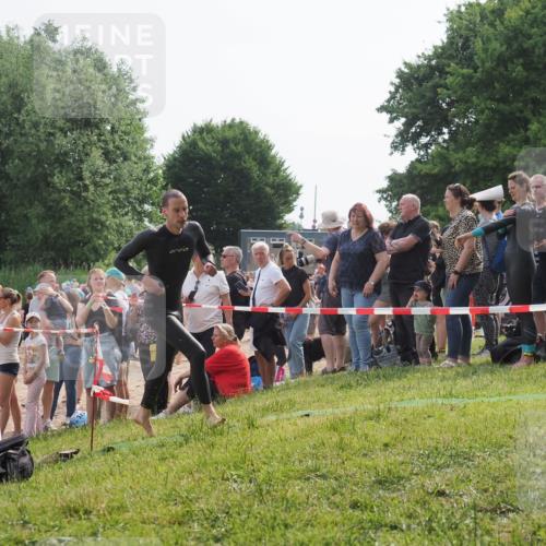 15.06.2025 - 27. Vierlanden-Triathlon KatJ http://msf.ph/oto/7992512 15.06.2025 09:53:10 Schwimmen 265, 328 meine-sportfotos.de