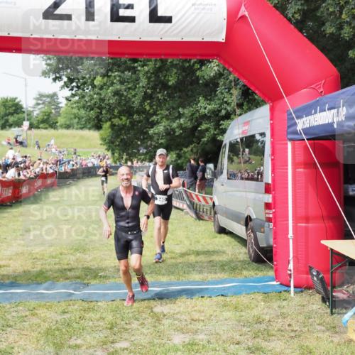21.06.2025 - 27. Vierlanden-Triathlon MichiJ http://msf.ph/oto/7992525 15.06.2026 11:15:20 Ziel 340, 383 meine-sportfotos.de