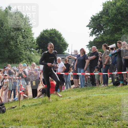 15.06.2025 - 27. Vierlanden-Triathlon KatJ http://msf.ph/oto/7992534 15.06.2025 09:53:11 Schwimmen 265, 328 meine-sportfotos.de