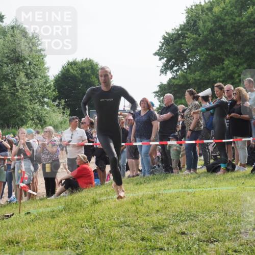 15.06.2025 - 27. Vierlanden-Triathlon KatJ http://msf.ph/oto/7992543 15.06.2025 09:53:11 Schwimmen 265, 328 meine-sportfotos.de