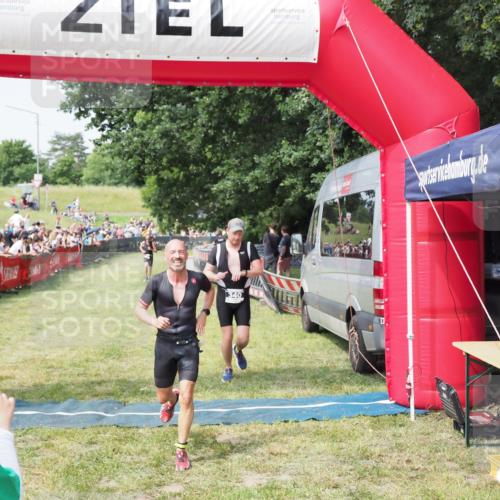 21.06.2025 - 27. Vierlanden-Triathlon MichiJ http://msf.ph/oto/7992554 15.06.2026 11:15:20 Ziel 340, 383 meine-sportfotos.de