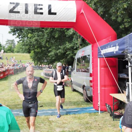 21.06.2025 - 27. Vierlanden-Triathlon MichiJ http://msf.ph/oto/7992573 15.06.2026 11:15:21 Ziel 340, 383 meine-sportfotos.de
