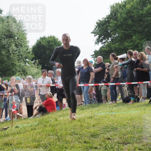 15.06.2025 - 27. Vierlanden-Triathlon KatJ http://msf.ph/oto/7992576 15.06.2025 09:53:11 Schwimmen 265, 328 meine-sportfotos.de