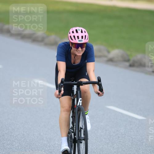 21.06.2025 - 27. Vierlanden-Triathlon H.Heesch http://msf.ph/oto/7992578 15.06.2025 12:02:47 Radfahren 815, 834, 888, 965, 984, 986, 988 meine-sportfotos.de