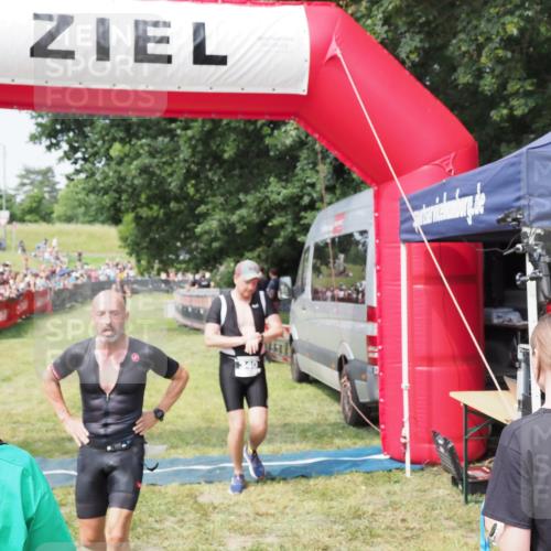 21.06.2025 - 27. Vierlanden-Triathlon MichiJ http://msf.ph/oto/7992588 15.06.2026 11:15:21 Ziel 340, 383 meine-sportfotos.de