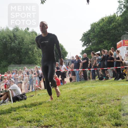 15.06.2025 - 27. Vierlanden-Triathlon KatJ http://msf.ph/oto/7992593 15.06.2025 09:53:12 Schwimmen 265 meine-sportfotos.de