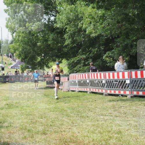 21.06.2025 - 27. Vierlanden-Triathlon KatJ http://msf.ph/oto/7992595 15.06.2025 12:30:53 Ziel 126 meine-sportfotos.de