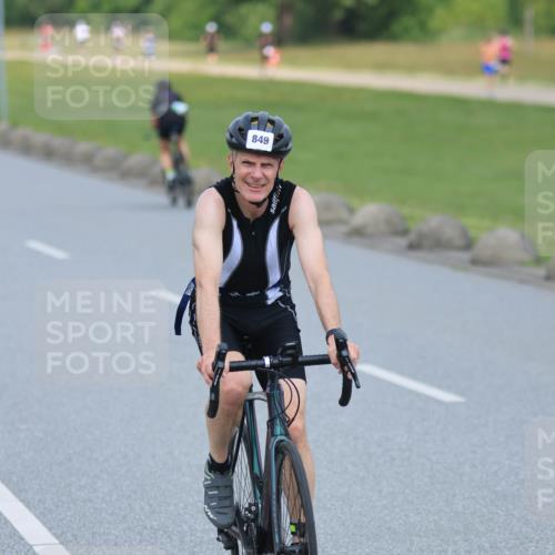 21.06.2025 - 27. Vierlanden-Triathlon H.Heesch http://msf.ph/oto/7992601 15.06.2025 12:03:20 Radfahren 651, 849, 885 meine-sportfotos.de