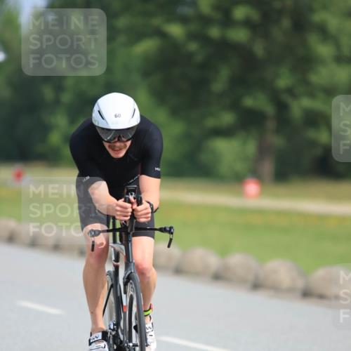 15.06.2025 - 27. Vierlanden-Triathlon H.Heesch http://msf.ph/oto/7992635 15.06.2025 10:17:34 Radfahren 60, 80, 86 meine-sportfotos.de