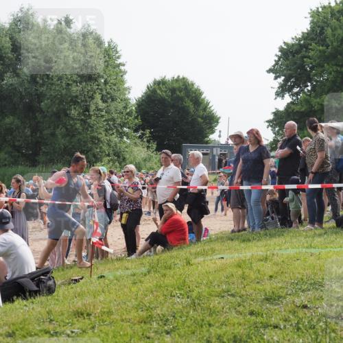 15.06.2025 - 27. Vierlanden-Triathlon KatJ http://msf.ph/oto/7992638 15.06.2025 09:53:24 Schwimmen 304 meine-sportfotos.de