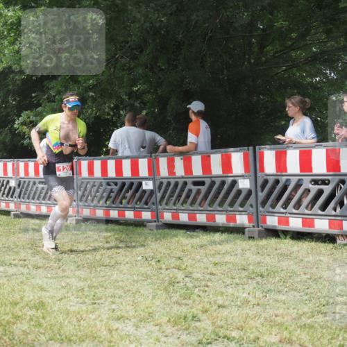 21.06.2025 - 27. Vierlanden-Triathlon KatJ http://msf.ph/oto/7992665 15.06.2025 12:30:55 Ziel 126 meine-sportfotos.de