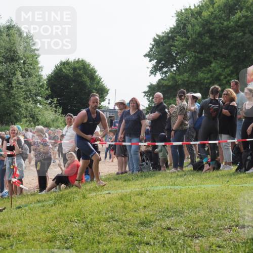 15.06.2025 - 27. Vierlanden-Triathlon KatJ http://msf.ph/oto/7992691 15.06.2025 09:53:25 Schwimmen 304 meine-sportfotos.de