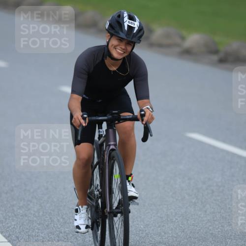 21.06.2025 - 27. Vierlanden-Triathlon H.Heesch http://msf.ph/oto/7992701 15.06.2025 12:03:28 Radfahren 885, 911, 917 meine-sportfotos.de