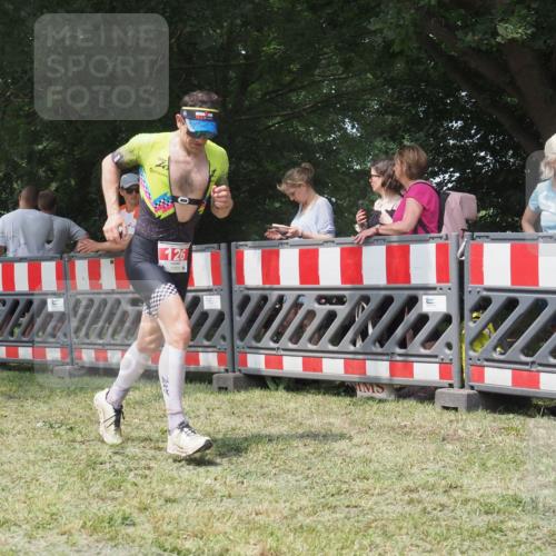 21.06.2025 - 27. Vierlanden-Triathlon KatJ http://msf.ph/oto/7992708 15.06.2025 12:30:56 Ziel 126 meine-sportfotos.de