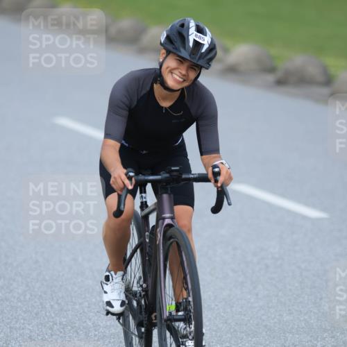 21.06.2025 - 27. Vierlanden-Triathlon H.Heesch http://msf.ph/oto/7992711 15.06.2025 12:03:28 Radfahren 885, 911, 917 meine-sportfotos.de