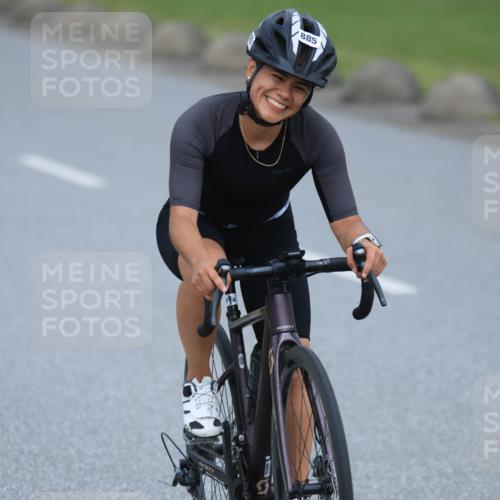 21.06.2025 - 27. Vierlanden-Triathlon H.Heesch http://msf.ph/oto/7992722 15.06.2025 12:03:28 Radfahren 885, 911, 917 meine-sportfotos.de