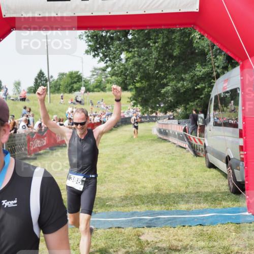 21.06.2025 - 27. Vierlanden-Triathlon MichiJ http://msf.ph/oto/7992728 15.06.2026 11:15:27 Ziel 340, 388 meine-sportfotos.de