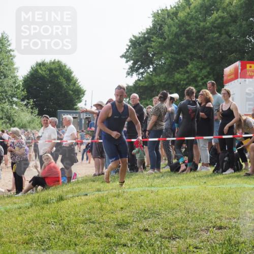 15.06.2025 - 27. Vierlanden-Triathlon KatJ http://msf.ph/oto/7992751 15.06.2025 09:53:26 Schwimmen 304 meine-sportfotos.de
