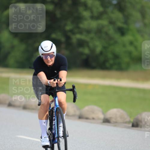 15.06.2025 - 27. Vierlanden-Triathlon H.Heesch http://msf.ph/oto/7992762 15.06.2025 10:18:36 Radfahren 221 meine-sportfotos.de